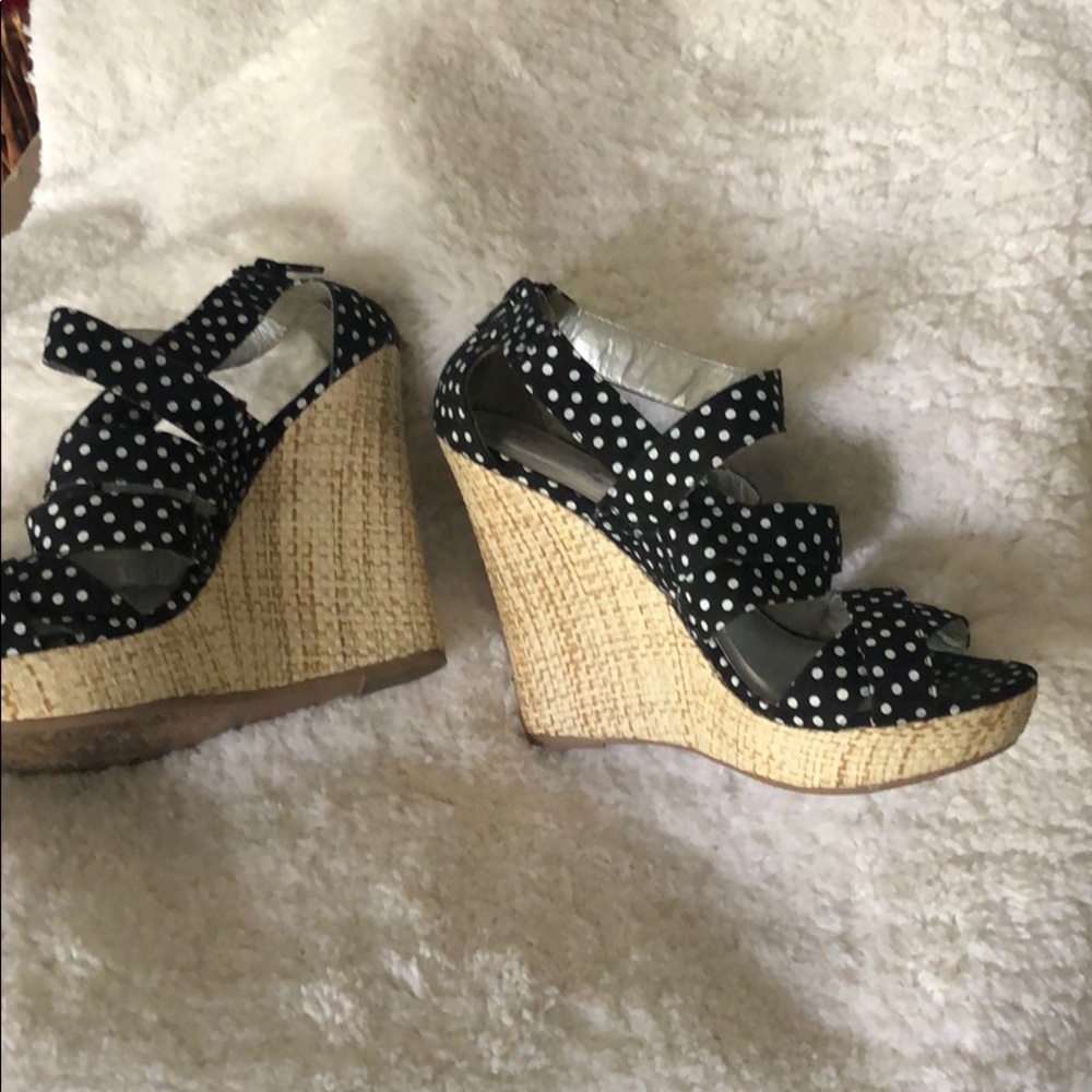 Black with white dot wedges